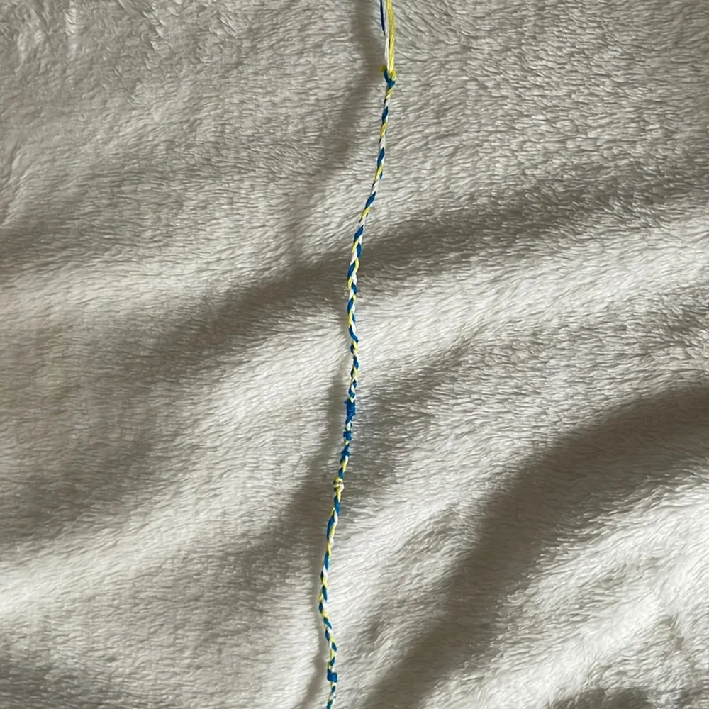 String bracelet - Picture 1 of 3